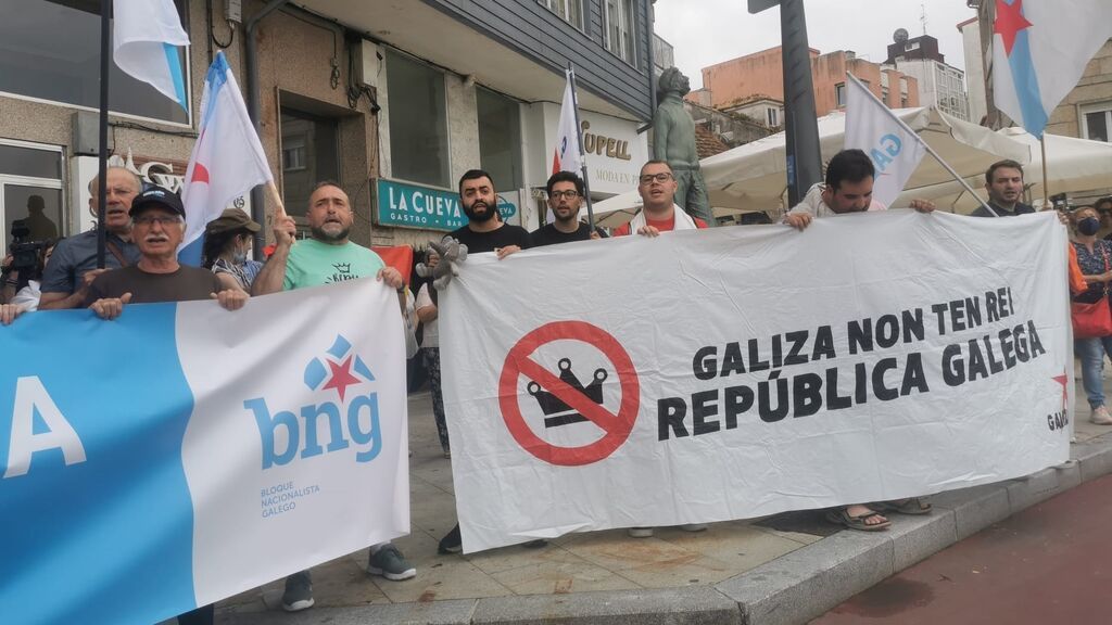 Decenas de personas se manifiestan contra la monarquía en Sanxenxo: "El Borbón fugado no es bienvenido"