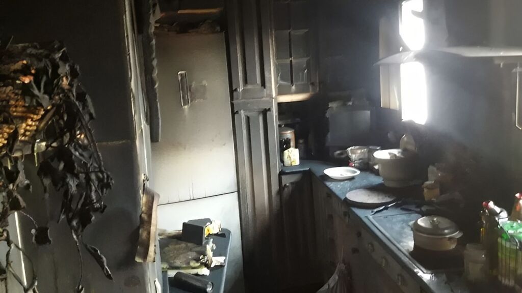 Una anciana herida crítica y 45 desalojados por el incendio de su piso en Barcelona