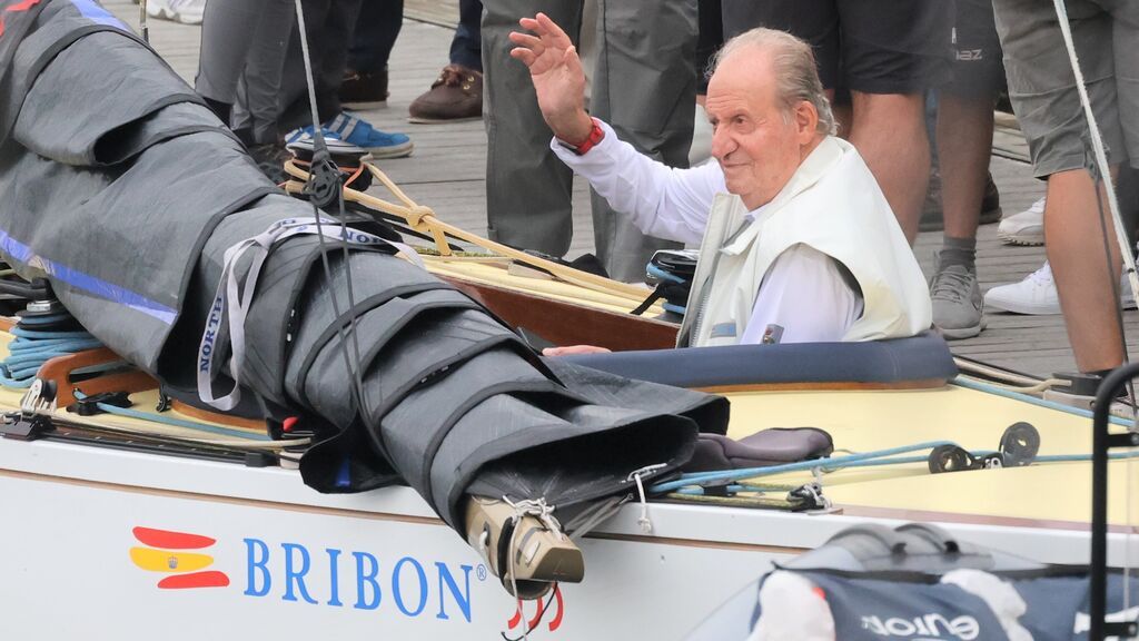 El viento priva al emérito de competir en la regata, en un día entre vítores y protestas en Sanxenxo