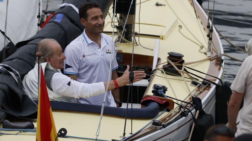 El rey emérito navega a bordo del 'Bribón' en Sanxenxo n