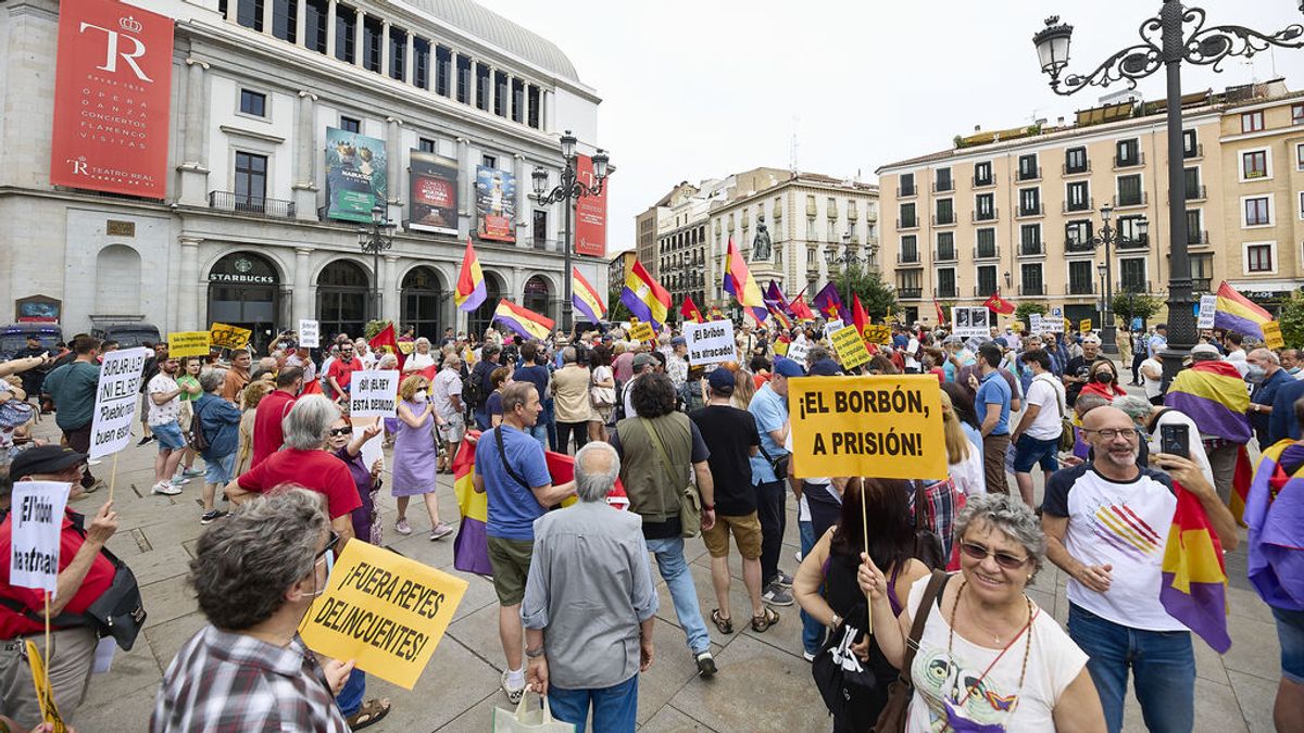 Unas 300 personas se manifiestan en Madrid contra la monarquía y la vuelta del Rey emérito: "Fuera Borbones"