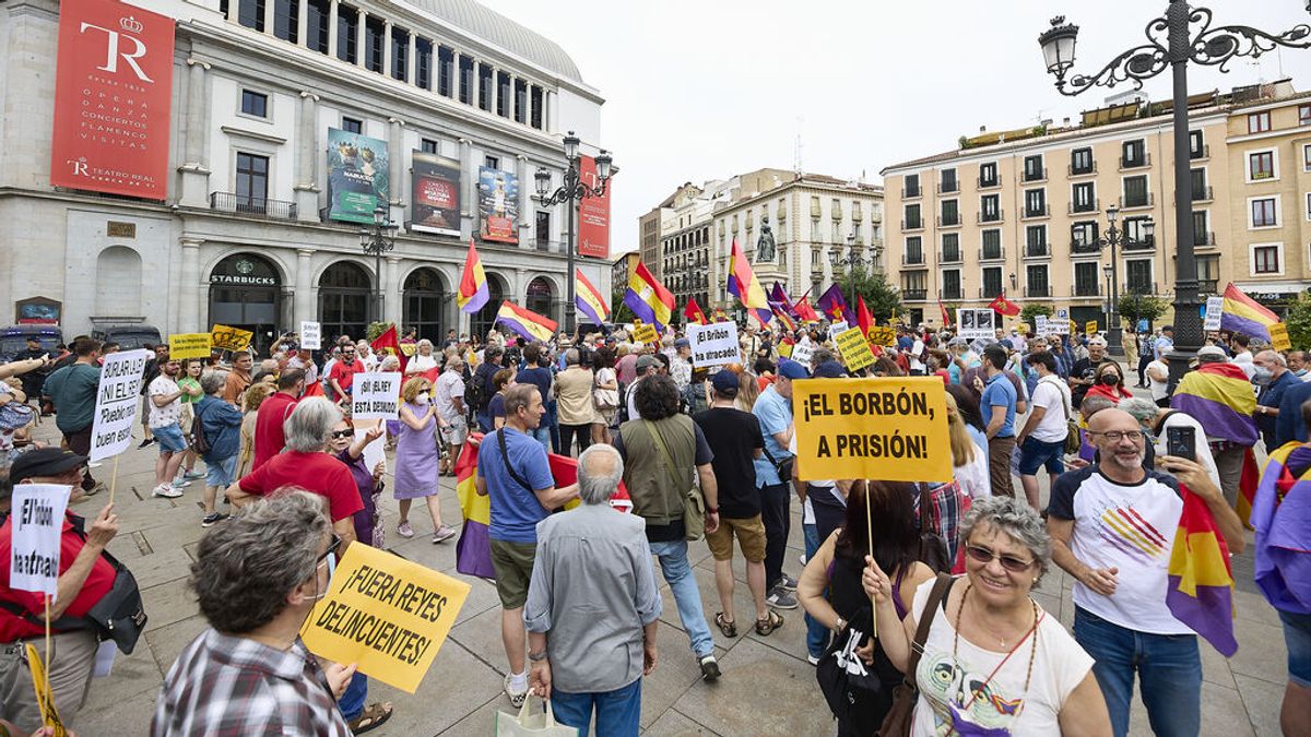 Unas 300 personas se manifiestan en Madrid contra la monarquía y la vuelta del Rey emérito: "Fuera Borbones" Unas 300 personas se manifiestan en Madrid contra la monarquía y la vuelta del Rey emérito: "Fuera Borbones"