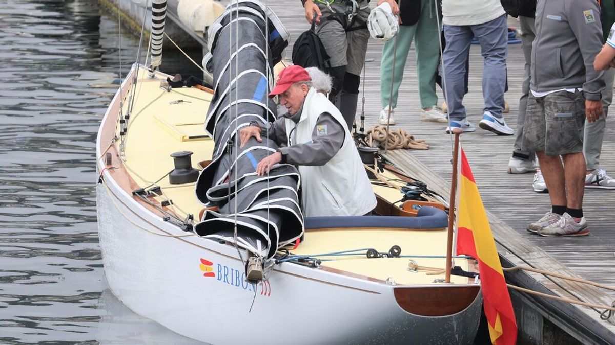 El 'Bribón', a bordo del que navega Juan Carlos I, gana el Trofeo Viajes Interrías de Sanxenxo El 'Bribón', a bordo del que navega Juan Carlos I, gana el Trofeo Viajes Interrías de Sanxenxo