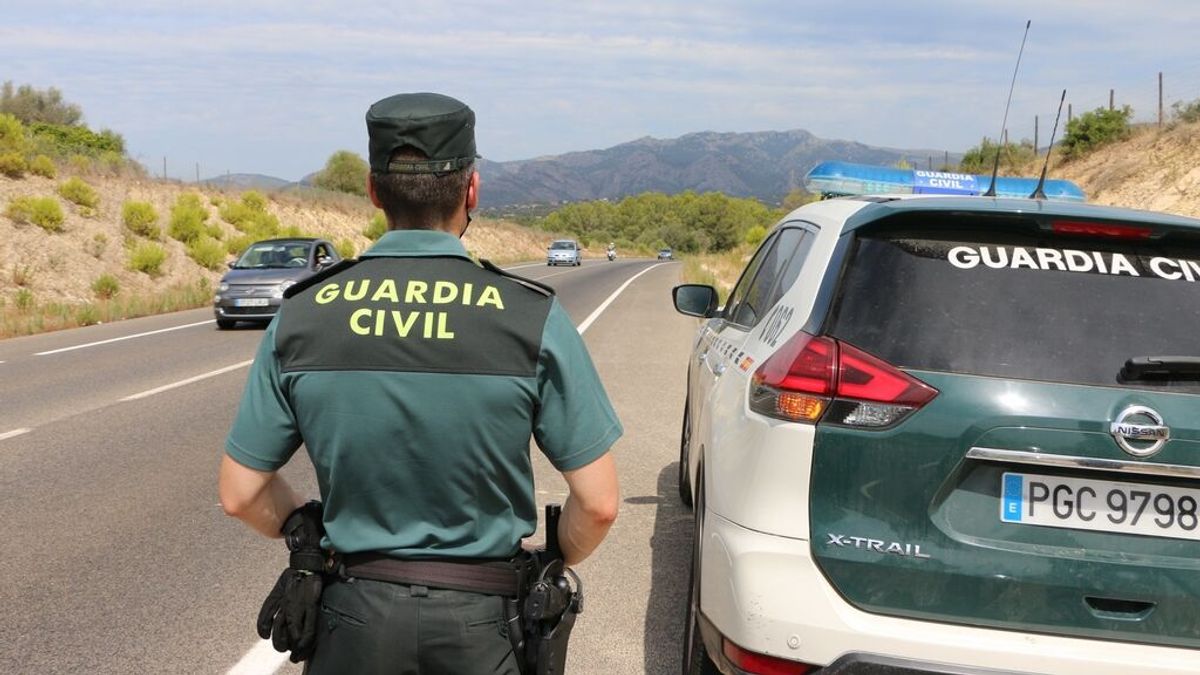 Buscan a un hombre tras apuñalar mortalmente a una mujer y tirarla de un coche en que circulaban Buscan a un hombre tras apuñalar mortalmente a una mujer y tirarla de un coche en que circulaban
