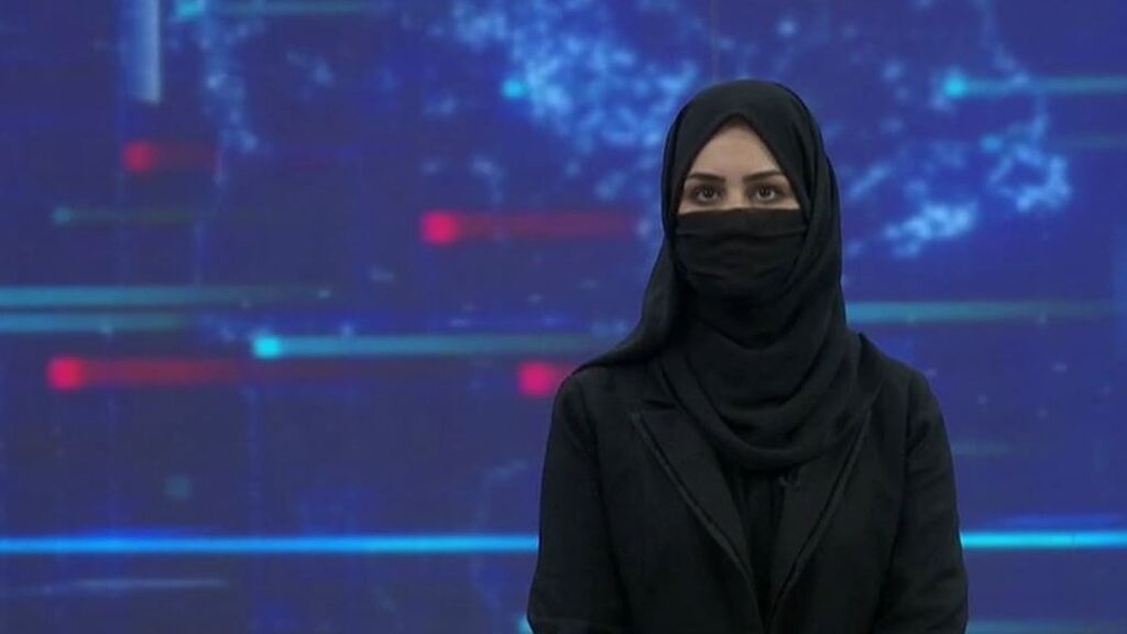 Las presentadoras afganas son obligadas a cubrirse el rostro en televisión por orden del régimen talibán