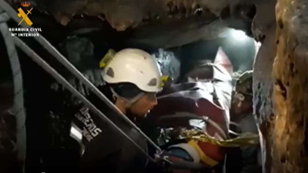 Rescatan con vida a la espeleóloga herida en la Cueva de la Gitana en Sierra de María, Almería