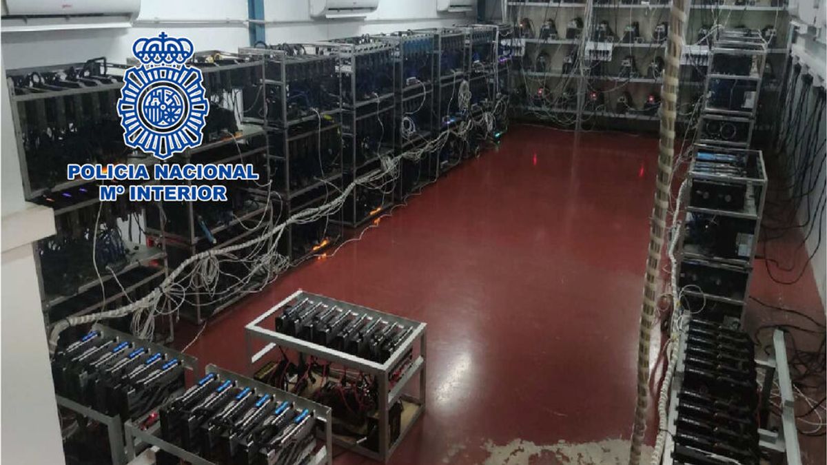 Sucesos.- Desmantelada con dos detenidos una granja de criptomonedas oculta en un polígono industrial Sucesos.- Desmantelada con dos detenidos una granja de criptomonedas oculta en un polígono industrial