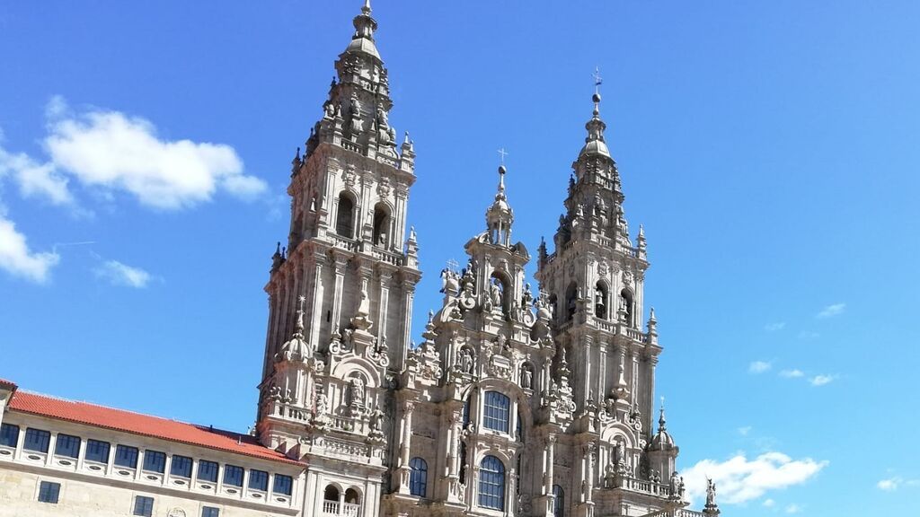 EuropaPress_4357566_directora_turismo_nava_castro_recibe_obradoiro_casi_100_peregrinos