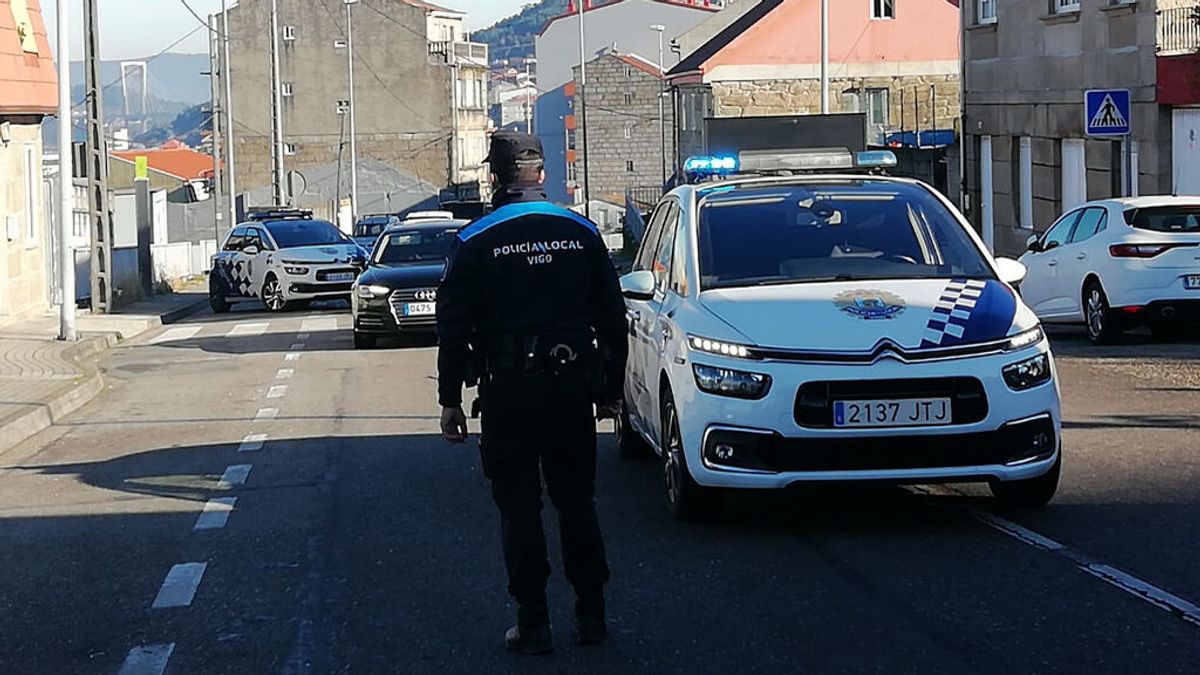 Dos jóvenes detenidos en Vigo por darle una paliza a un peatón y robarle una cartera con 300 euros Dos jóvenes detenidos en Vigo por darle una paliza a un peatón y robarle una cartera con 300 euros
