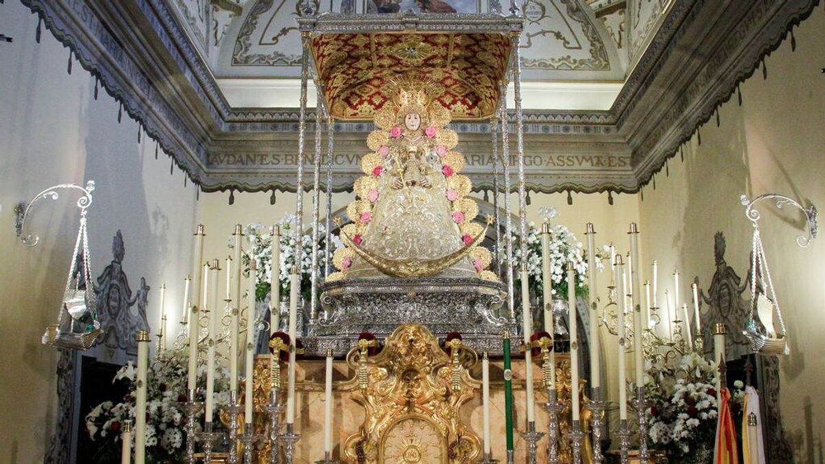 EuropaPress_4460123_virgen_rocio_ya_entronizada_nuevas_andas EuropaPress_4460123_virgen_rocio_ya_entronizada_nuevas_andas