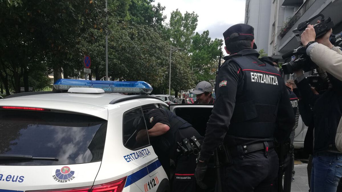 La Ertzaintza investiga "ramificaciones" en el extranjero del caso de los asesinatos de gais en Bilbao La Ertzaintza investiga "ramificaciones" en el extranjero del caso de los asesinatos de gais en Bilbao