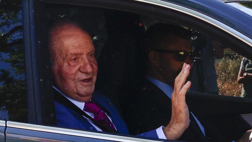 Don Juan Carlos, aclamado a su llegada al Palacio de la Zarzuela
