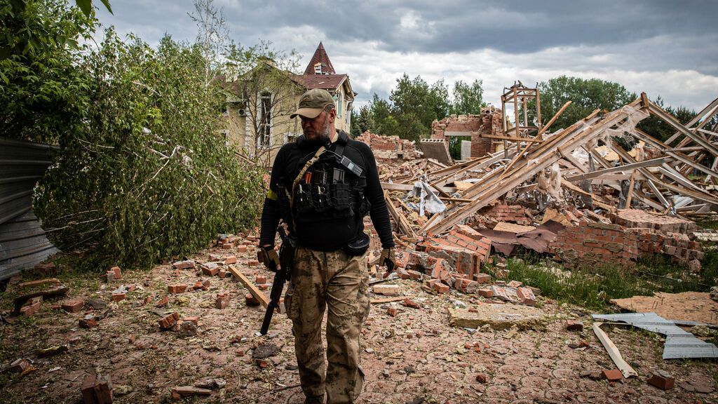 EuropaPress_4461305_19_may_2022_ukraine_donbas_ukrainian_territory_defence_soldier_walks_past