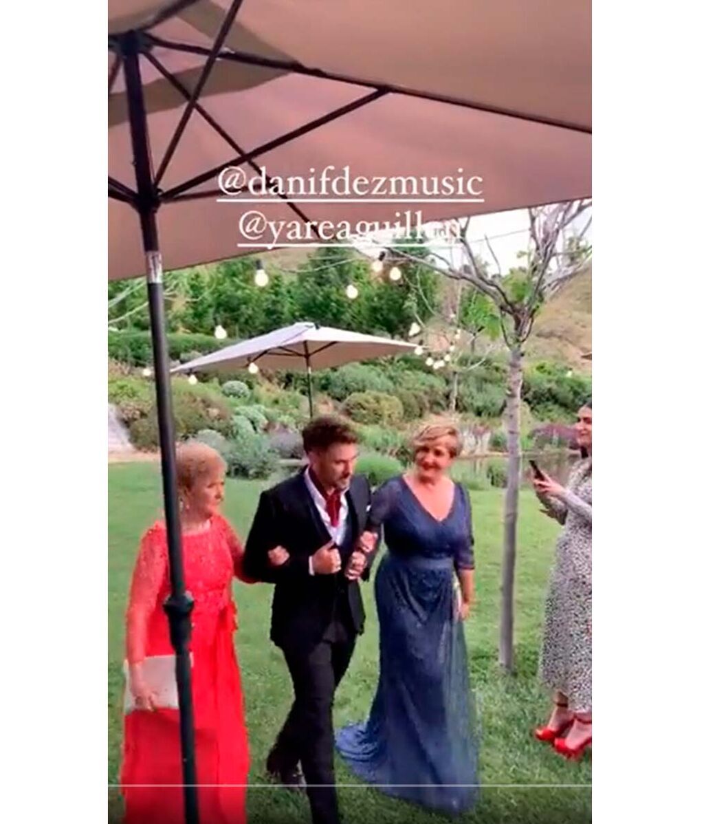 Dani Fernández iba al altar del brazo de su madre y su abuela