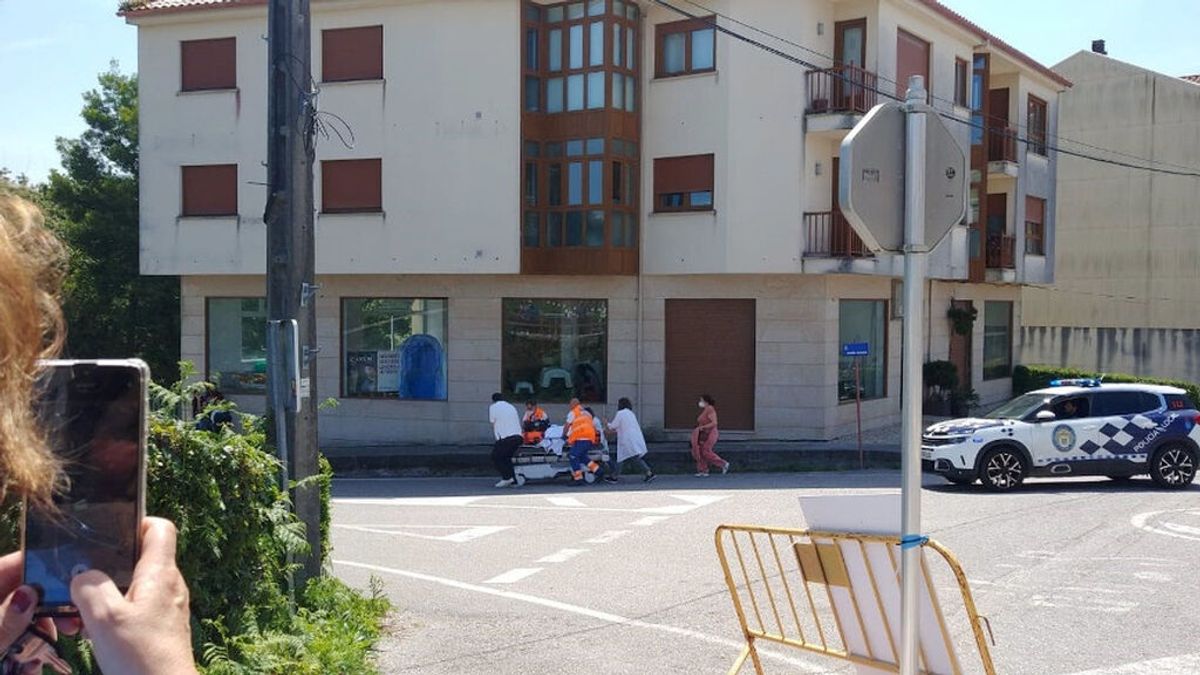 Un paciente es trasladado en camilla por carretera ante la falta de una ambulancia en O Rosal Un paciente es trasladado en camilla por carretera ante la falta de una ambulancia en O Rosal