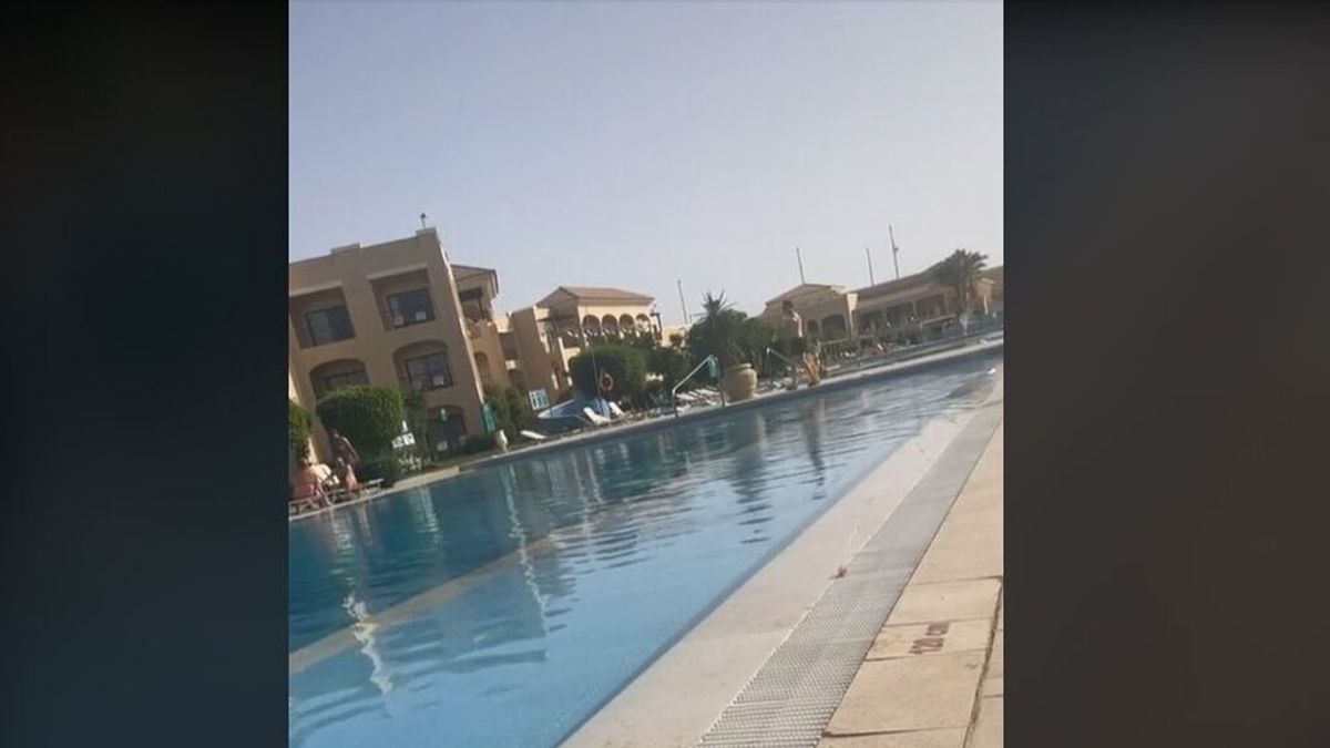 Una mujer tira las cosas de su novio a la piscina de un hotel al descubrir que le ha sido infiel Una mujer tira las cosas de su novio a la piscina de un hotel al descubrir que le ha sido infiel