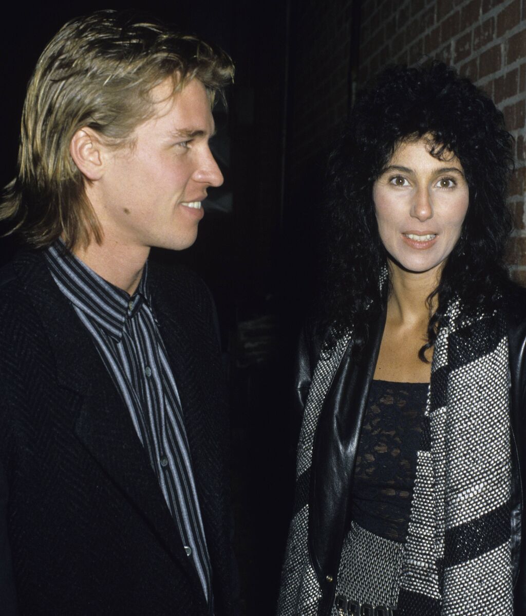 Cher junto a Val Kilmer en 1984.