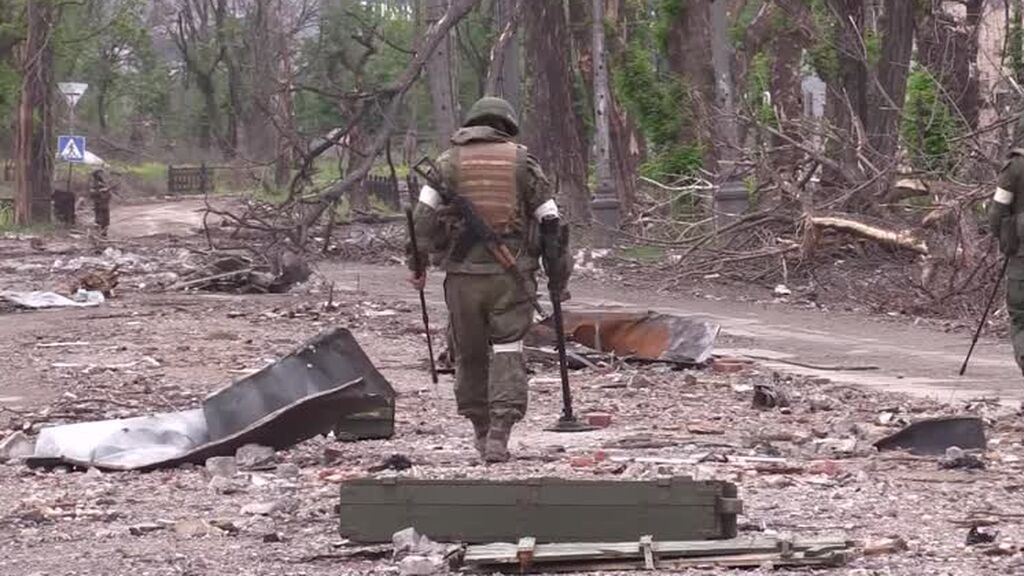 Soldados rusos comienzan a retirar las minas de la planta de Azovstal