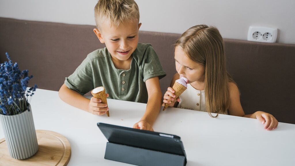 Ni móvil ni tablet: la familia española que ha elegido cero pantallas para sus hijos