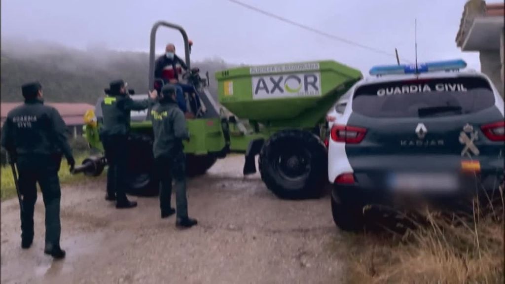 Embisten a un coche de la Guardia Civil para evitar el derribo de un puente en Cantabria