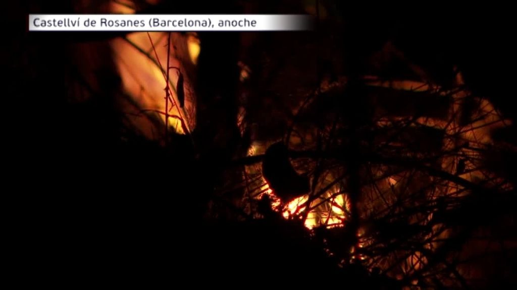 El incendio de Castellvi de Rosanes sigue activo tras una noche de batalla contra las llamas