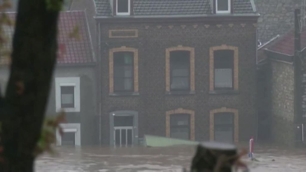 En las calles de Bélgica solo se ven escombros y agua