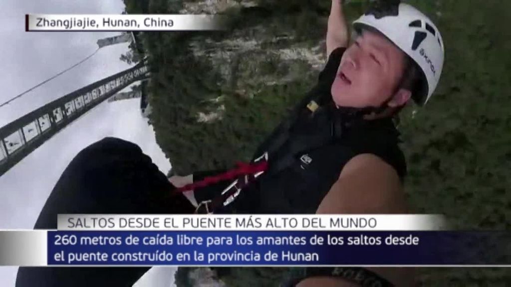 El puénting alcanza una nueva dimensión en China: 260 metros de caída libre desde el puente de cristal de Zhangjiajie