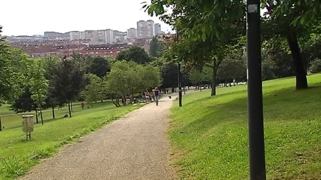 Dos jóvenes de Gijón atracados y golpeados por una banda en un parque
