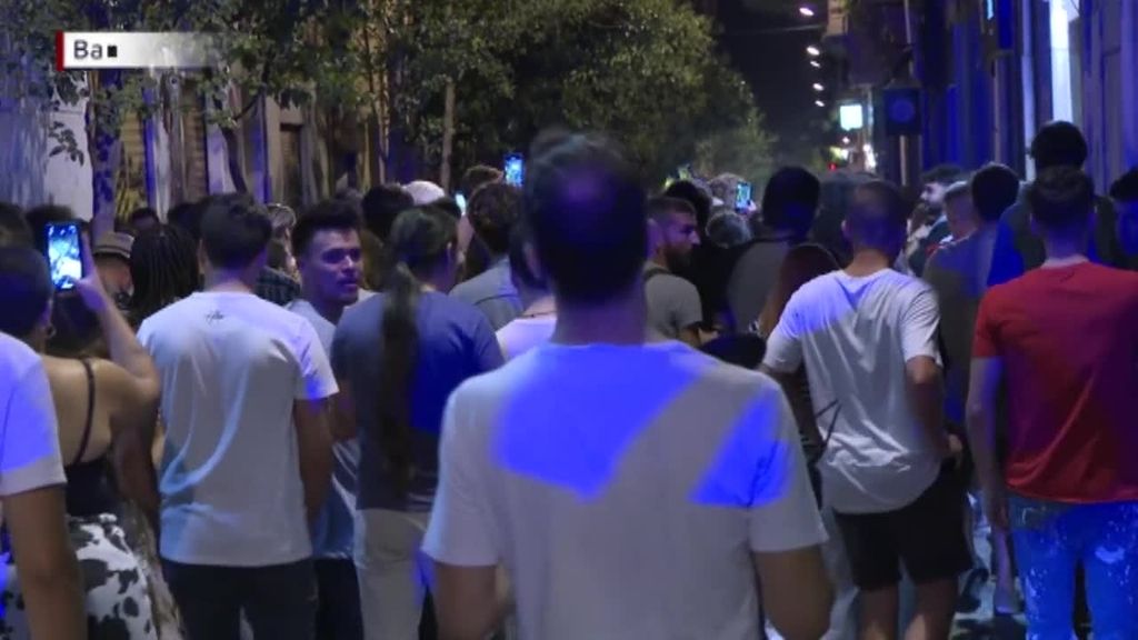 Los jóvenes celebran el final del toque de queda en las calles de Barcelona