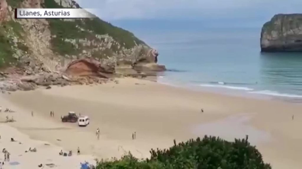 Los vecinos de Llanes se encuentran una furgoneta en medio de la playa
