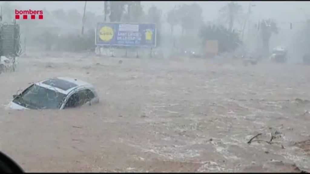 Decenas de personas atrapadas en sus coches por las lluvias en Tarragona y Castellón
