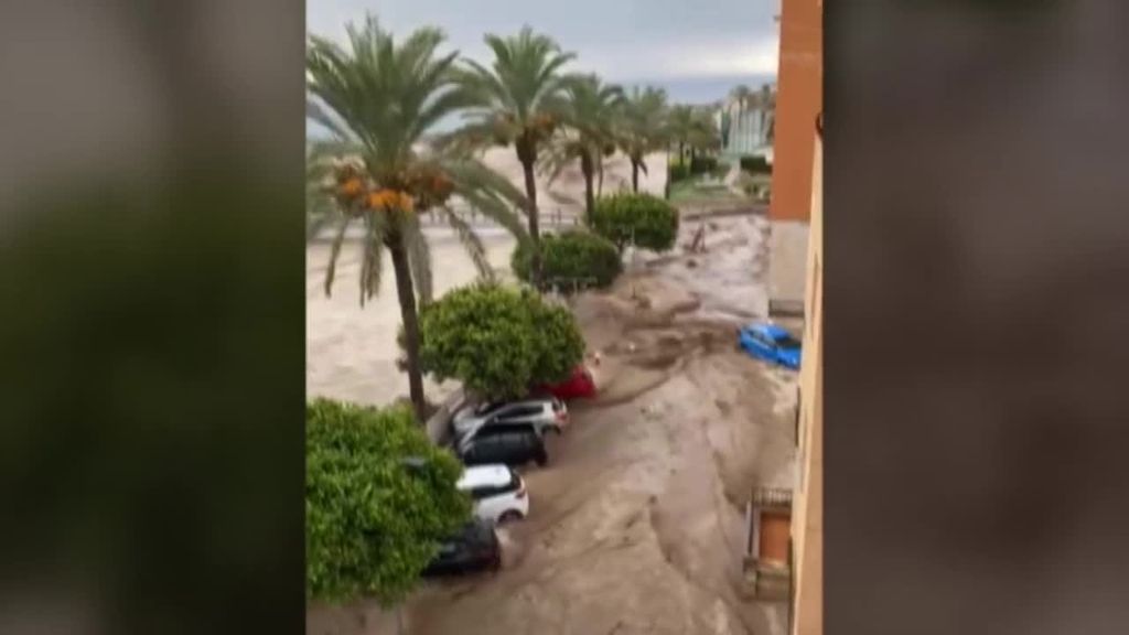 Murcia sufre los últimos coletazos de la gota fría: en Águilas, la tromba de agua ha inundado el municipio