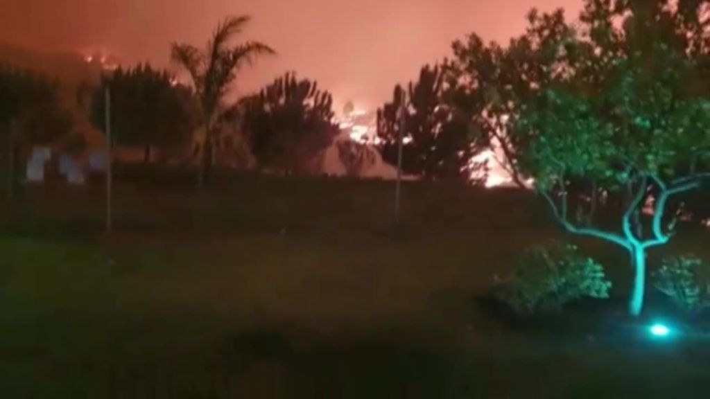 La furia de las llamas aumentan durante la noche y obligan a elevar a nivel 1 el incendio en Estepona