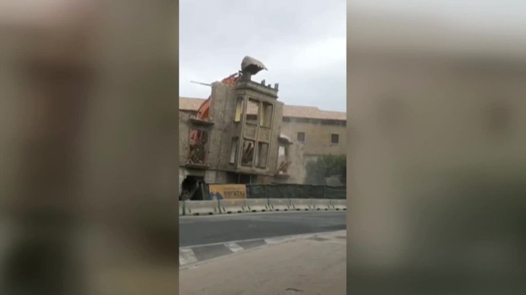 Se desploma sobre la carretera la fachada de un edificio en Tafalla