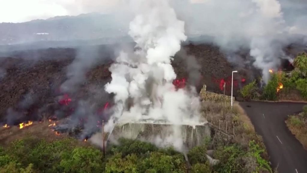La lava entra en contacto con el agua de las piscinas en La Palma