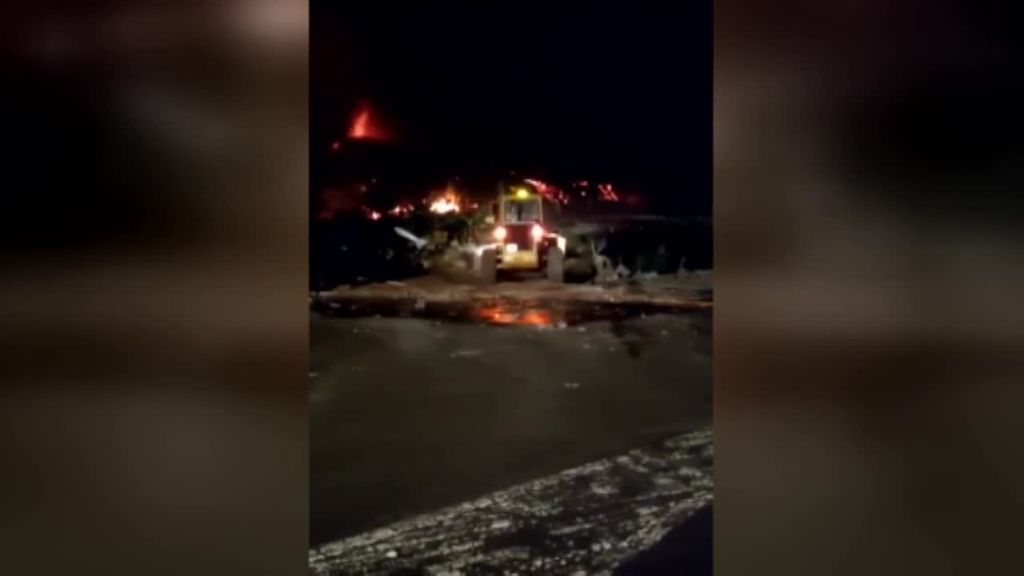 Los bomberos tratan de encauzar la lava del volcán de La Palma