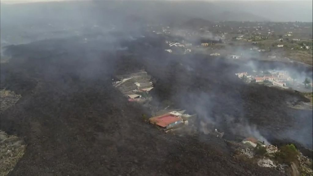 Varias casas quedan aisladas ante el paso de la lava del volcán de La Palma