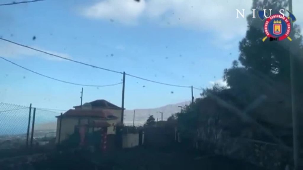 La lluvia de cenizas y piroclastos confina varias localidades e impide la labor de los bomberos