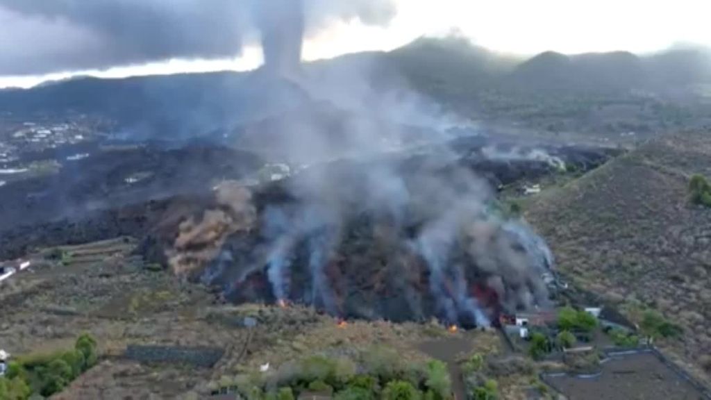 Una de las coladas de lava del volcán de La Palma se frena