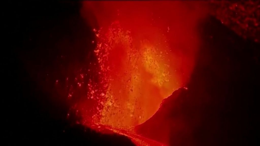 El volcán de La Palma ruge con fuerza y la lava está ya a menos de un kilómetro del mar