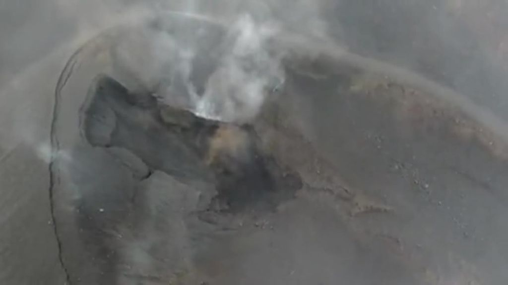 Las imágenes del cono del volcán de La Palma sin lava y sin humo