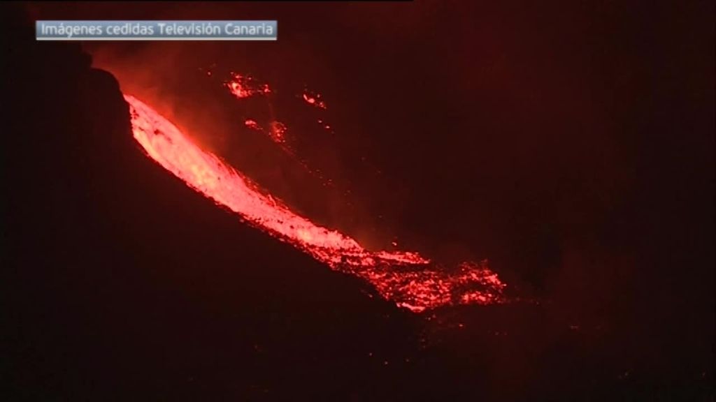 Se abre un campo fumarólico en el volcán de La Palma, que preocupa por la cantidad de gases tóxicos que expulsa