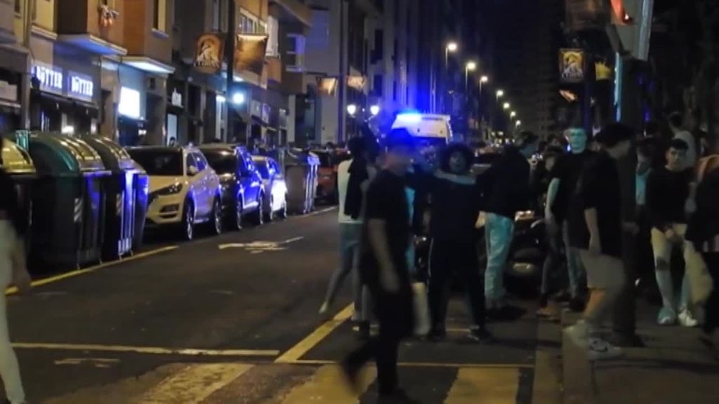 Macrobotellones sin pensar en el covid:  Detenidos por enfrentarse a la Policía en Madrid y Barcelona