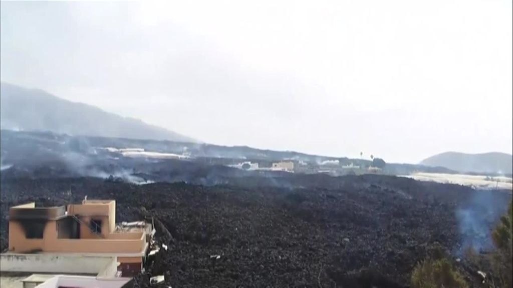 Desolación en La Laguna ante la imparable colada de lava: "El pueblo está perdido"