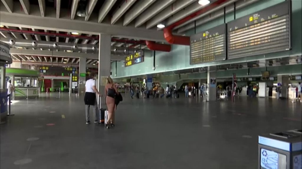 El puente dispara las visitas a La Palma... y ahora algunos turistas no pueden volar de vuelta por la ceniza en suspensión