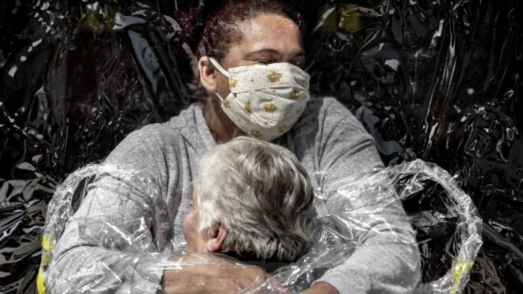 La emotiva foto de un primer abrazo durante la pandemia llega a Madrid con la exposición de World Press Photo