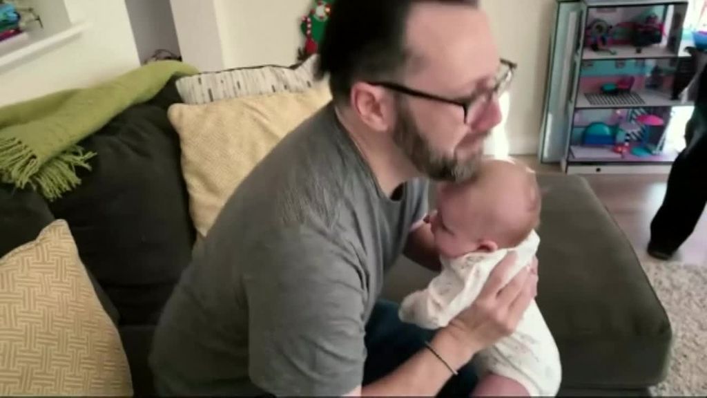 Un error en una clínica de fertilidad hace que dos parejas críen al bebé equivocado durante cuatro meses