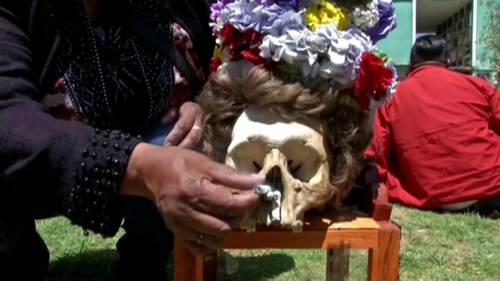 Homenajean a sus familiares fallecidos conviviendo un día con sus calaveras en Bolivia