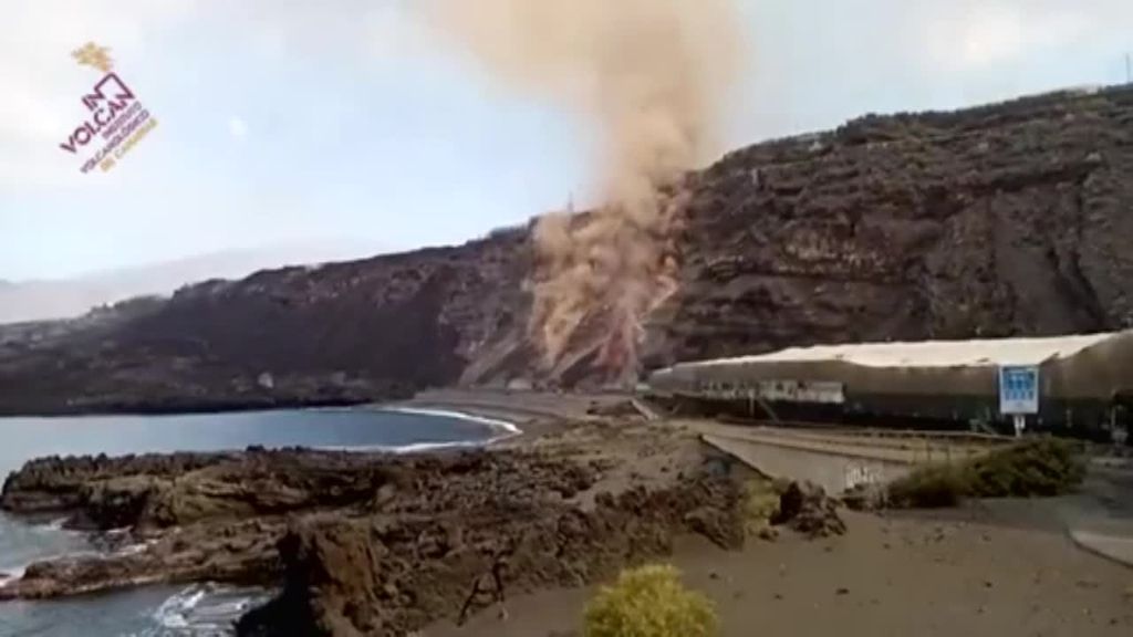 La lava del volcán de La Palma cae sobre la playa de Los Guirres junto a la otra fajana