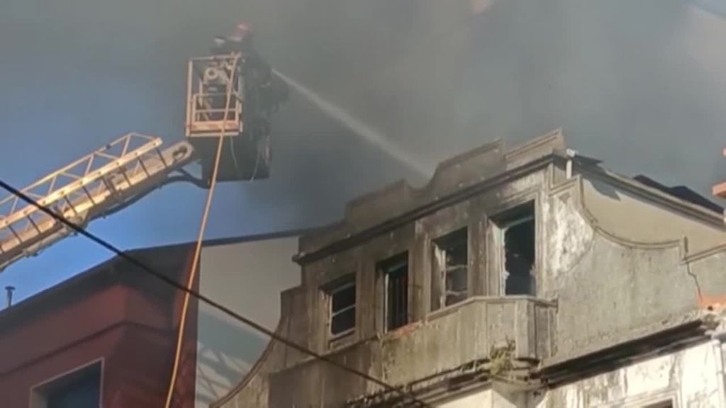 Un incendio arrasa dos edificios y un bar en As Pontes, A Coruña: se investiga qué provocó el fuego